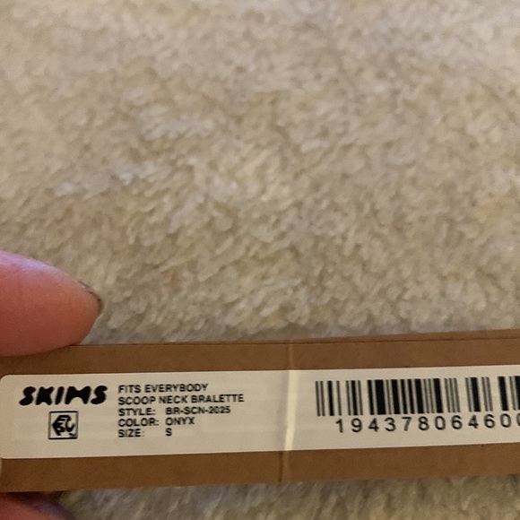 SKIMS (Black) Buttery Soft Scoop Neck Bra - Picture 6 of 10